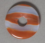 Agate tai-ky (Chinese symbole for infinity) pendant bead.